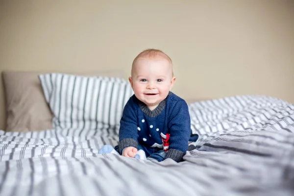 Menino Bonito Brincando Casa Cama Com Muitos Brinquedos Coloridos Para — Fotografia de Stock