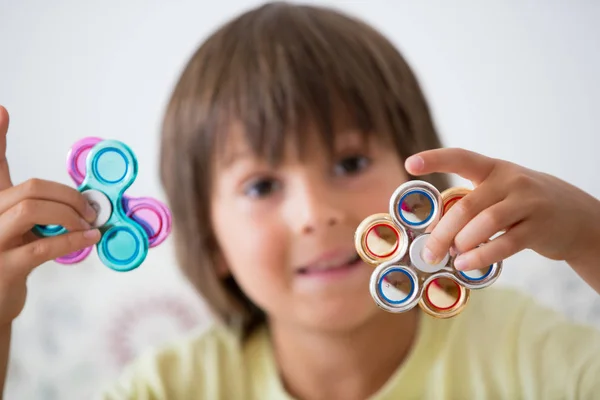 Ung Pojke Spela Med Fidget Spinner Avstressande Leksak Hom — Stockfoto
