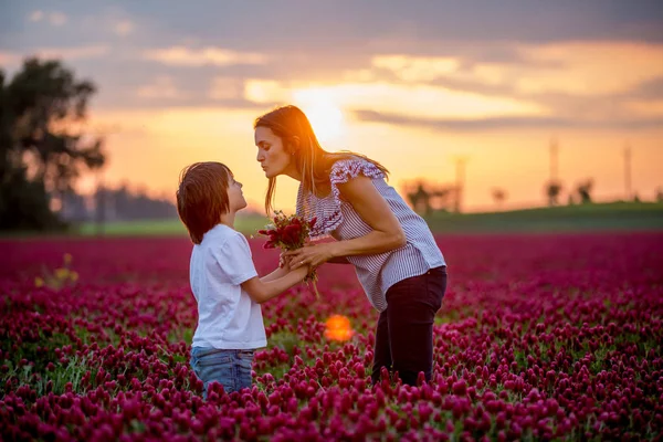 Mooie Jongen Moeder Voorjaar Park Bloem Heden Moeders Dag Viering — Stockfoto
