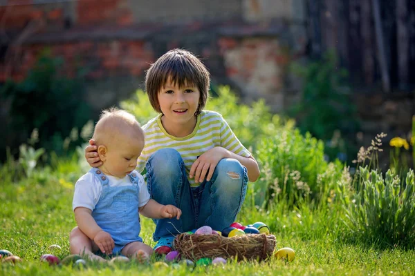 Lindo Niño Jugando Con Conejito Huevos Pascua Jardín Floreciente Primavera —  Fotos de Stock