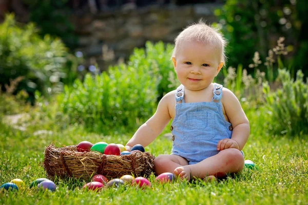 Roztomilé Dítě Hrající Malý Zajíček Velikonoční Vejce Kvetoucí Zahradu Jaro — Stock fotografie