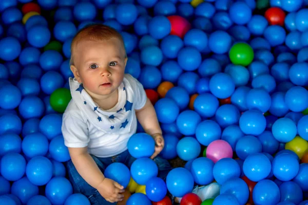 Söta Lilla Barn Barn Pojke Spelar Färgglada Plast Bollar Pool — Stockfoto