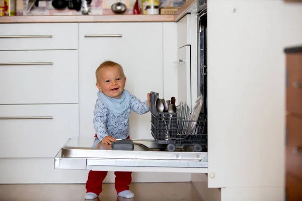 幼児の子 男の子 食器洗い機 自宅キッチンで汚れた皿を置くことを支援 — ストック写真