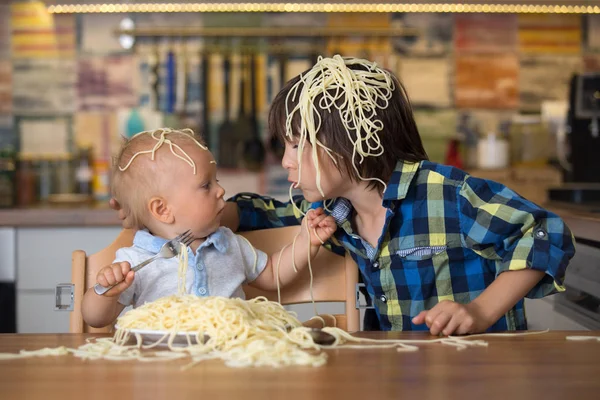 Kleiner Junge Und Sein Älterer Bruder Kleinkind Essen Spaghetti Zum — Stockfoto