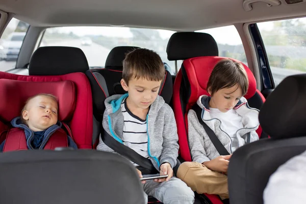 Drei Kinder Jungen Geschwister Reisen Autositzen Urlaub — Stockfoto