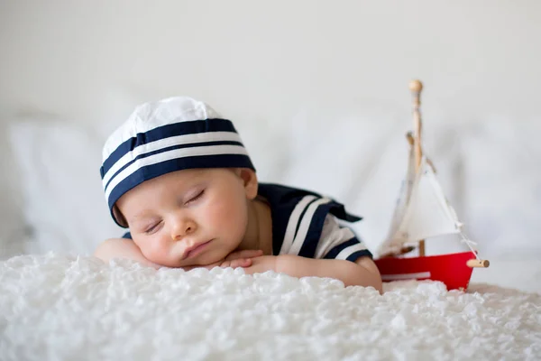 Lindo Bebé Niño Vestido Con Ropa Marina Durmiendo Con Barco —  Fotos de Stock