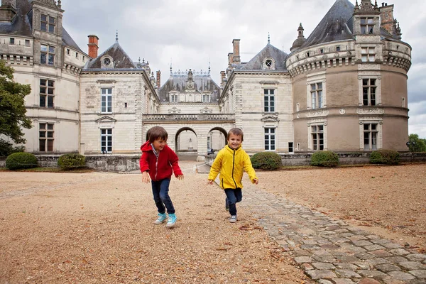 Due Bambini Che Giocano Sotto Pioggia Davanti Castello Lude Francia — Foto Stock