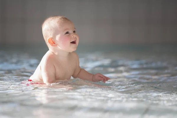 Маленький Милый Мальчик Счастливо Плавающий Мелководном Бассейне Плескающийся Воду — стоковое фото