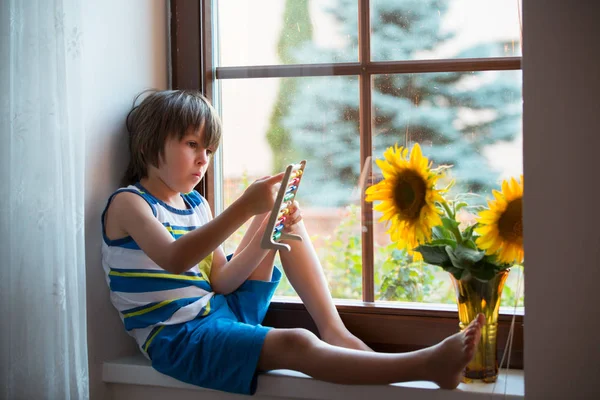 Söt Liten Toddler Barn Leker Med Abacus Ett Fönster Solnedgången — Stockfoto