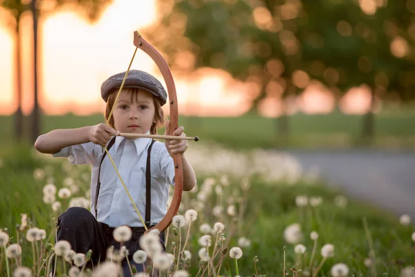 Portrait Child Playing Bow Arrows Archery Shoots Bow Target Sunset — Stock Photo, Image