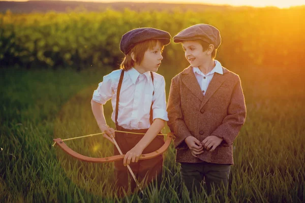 Retrato Niños Jugando Con Arco Flechas Tiro Con Arco Dispara —  Fotos de Stock