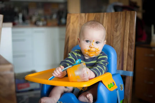 小さな男の子は 彼の人生で初めてのマッシュの食べ物を食べる — ストック写真