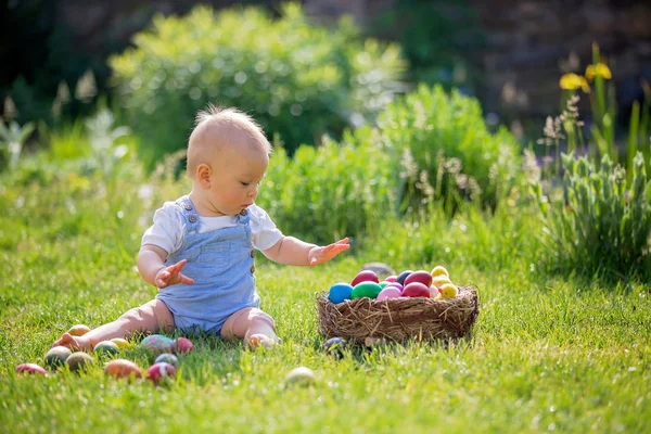 Bambino Carino Giocando Con Coniglietto Uova Pasqua Giardino Fiorito Primavera — Foto Stock