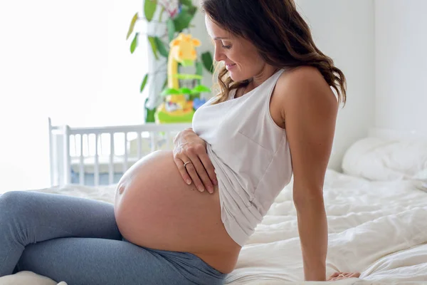 Feliz Joven Hermosa Mujer Embarazada Sentado Cama Dormitorio Prepraring Para —  Fotos de Stock