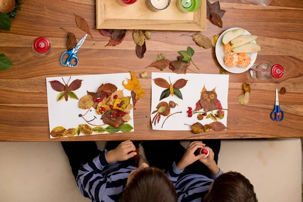 Crianças Doces Irmãos Meninos Aplicando Folhas Usando Cola Fazer Artes — Fotografia de Stock