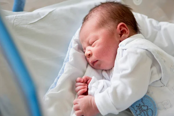 Gyönyörű Újszülött Fiú Feküdt Bölcsőben Prenatális Kórházban — Stock Fotó