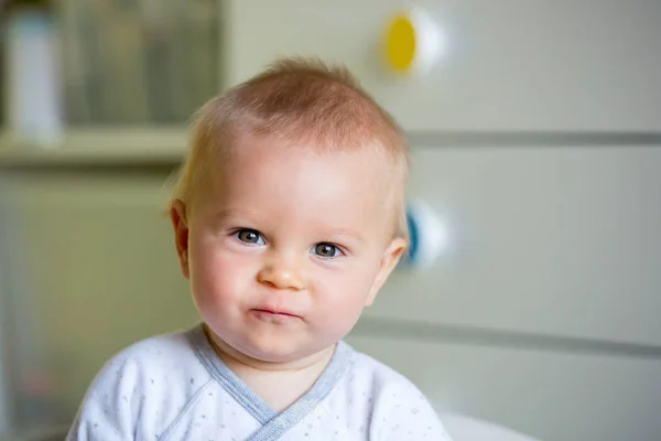 Édes Baba Fiú Vértes Gyermek Portréja Aranyos Kisgyermek Szeme Kék — Stock Fotó