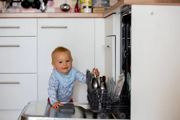 Toddler Dziecko Chłopiec Pomaga Mama Wprowadzenie Brudnych Naczyń Zmywarce Domu — Zdjęcie stockowe