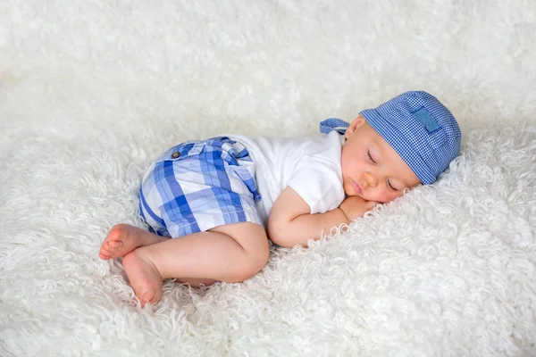 Carino Bambino Ragazzo Dormire Letto Con Cappello Casa — Foto Stock