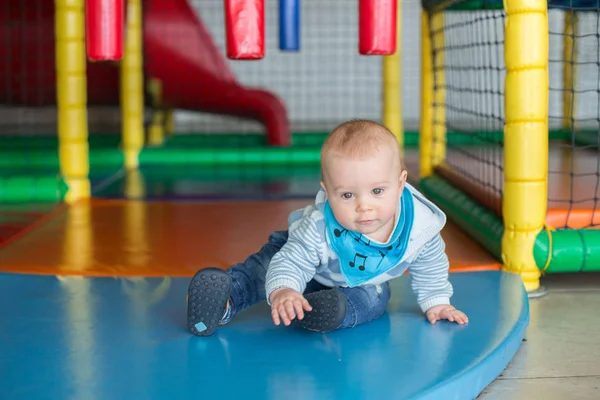 Niño Pequeño Jugando Patio Interior Durante Día — Foto de Stock