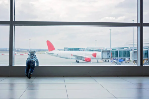 Criança Menino Brincando Aeroporto Enquanto Espera Seu Avião Para Primavera — Fotografia de Stock