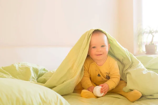 Menino Bonito Brincando Hora Manhã Cama Sorrindo Feliz — Fotografia de Stock