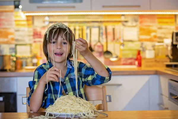 就学前の小さな男の子 かわいい子 ランチと Messat 家の台所でスパゲッ ティーを食べてください — ストック写真