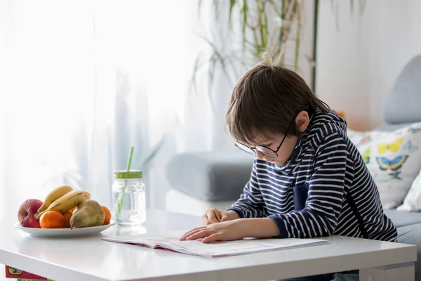 Förskola Barn Med Glasögon Skriver Läxor Hemma Soligt Vardagsrum — Stockfoto