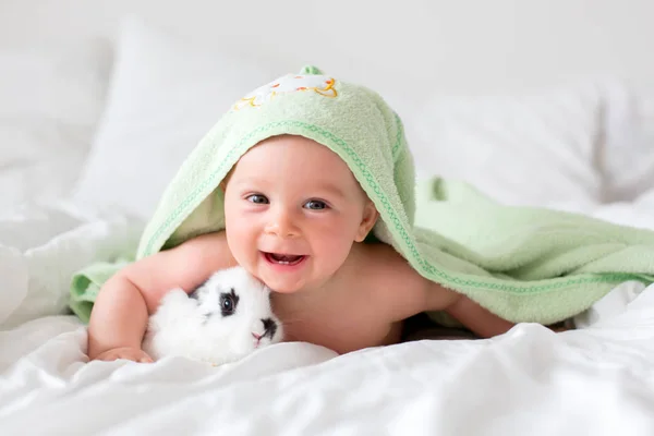 Menino Bonito Com Coelho Cama Após Banho Bebê Após Banho — Fotografia de Stock