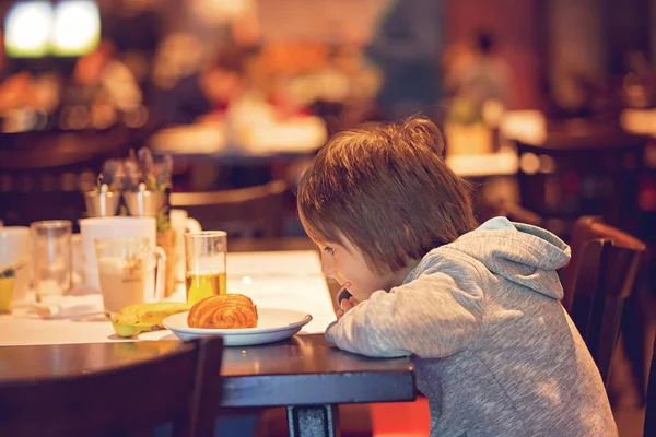 Маленький Мальчик Ребенок Наслаждается Завтраком Ресторане Отеля Едят Круассан — стоковое фото