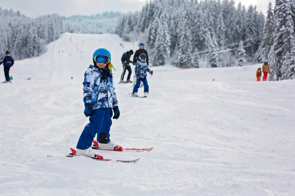 Sevimli okul öncesi çocuk, Avusturyalı kış beldesinde bulutsuz bir günde, kış Kayak
