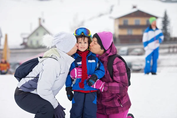Бабушки Дающие Поцелуй Дошкольного Ребенка Кататься Лыжах Солнечный Зимний День — стоковое фото