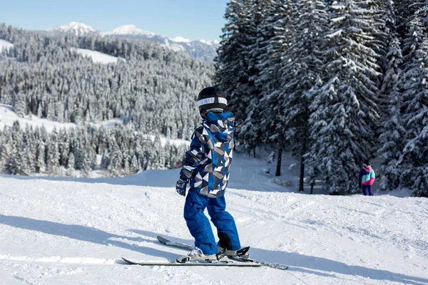 Sevimli okul öncesi çocuk, Avusturyalı kış beldesinde bulutsuz bir günde, kış Kayak