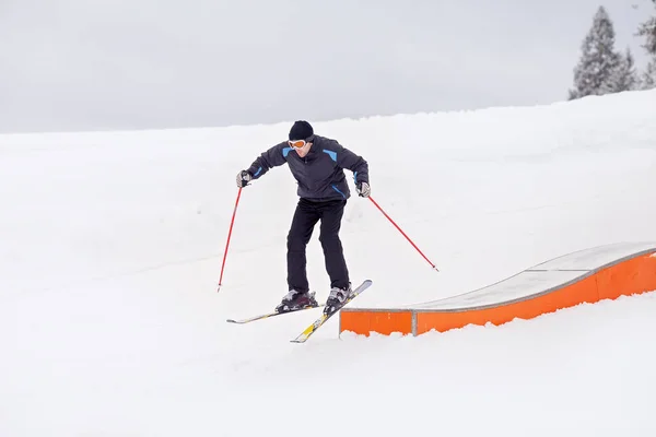 Joven Esquiador Esquí Una Estación Montaña Austriaca Invierno — Foto de Stock