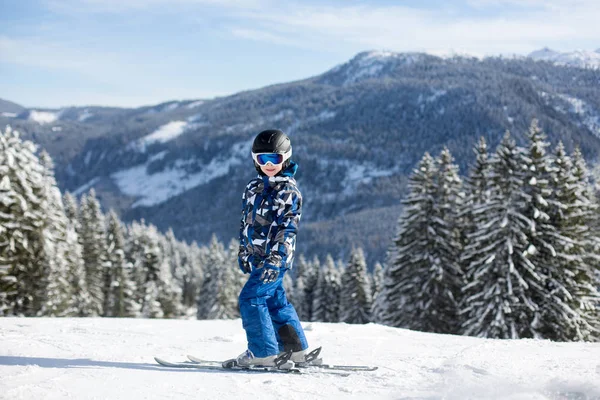 Sevimli okul öncesi çocuk, Avusturyalı kış beldesinde bulutsuz bir günde, kış Kayak
