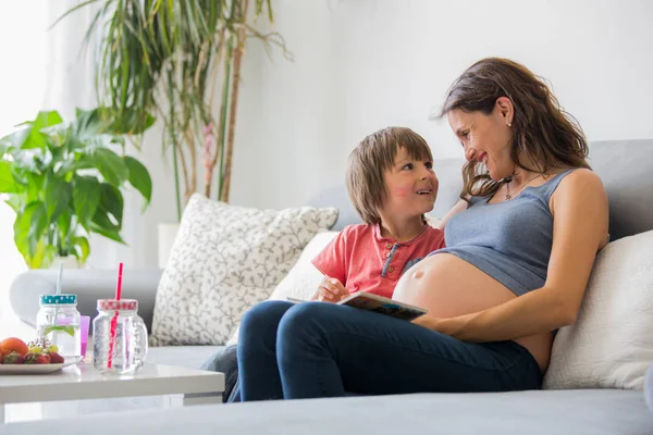 Jonge Zwangere Vrouw Het Lezen Van Een Boek Thuis Met — Stockfoto