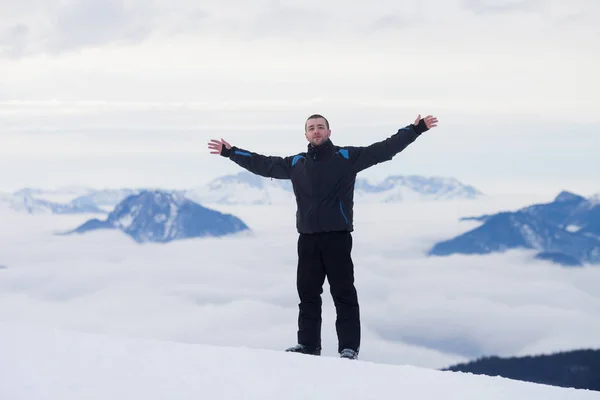 Jovem Esquiador Desfrutando Vista Topo Das Montanhas Estância Esqui Austríaca — Fotografia de Stock