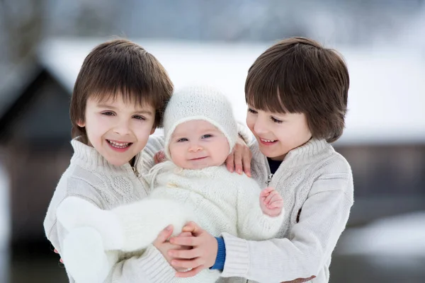 Tres Hermosos Niños Hermanos Teniendo Retrato Día Soleado Invierno Paisaje —  Fotos de Stock