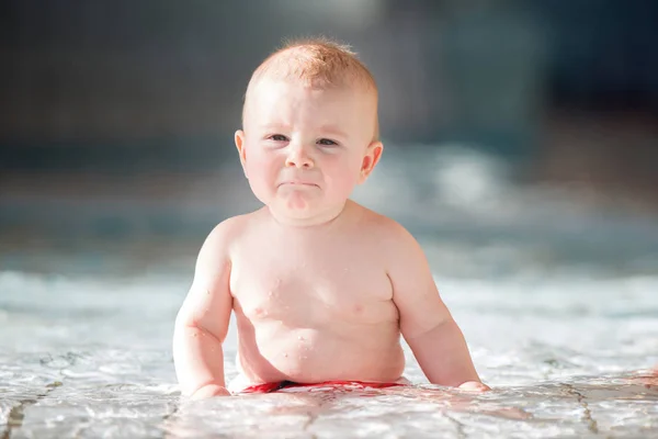 Pequeño Niño Lindo Nadando Felizmente Una Piscina Poco Profunda Salpicando —  Fotos de Stock