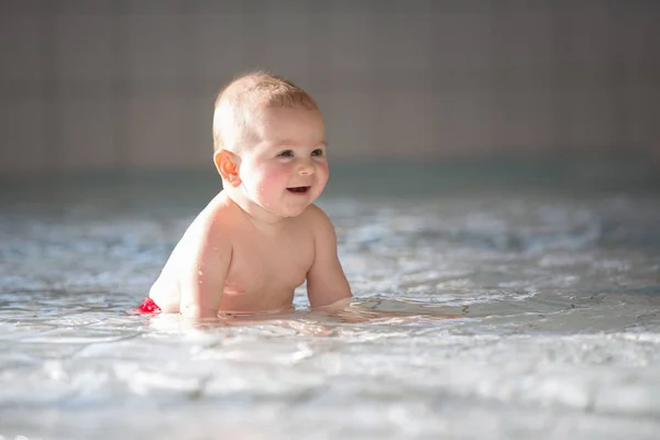 Pequeno Menino Bonito Nadando Feliz Uma Piscina Rasa Salpicando Água — Fotografia de Stock