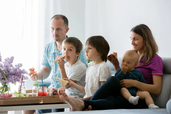 Bela Família Jovem Com Três Filhos Comendo Pizza Casa Assistindo — Fotografia de Stock