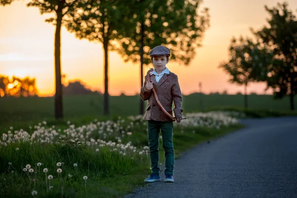 Porträt Eines Kindes Das Mit Pfeil Und Bogen Spielt Bogenschießen — Stockfoto