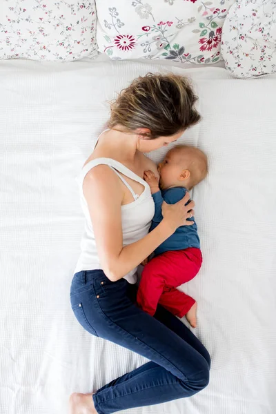 Madre Niño Pequeño Niño Acostado Cama Amamantándolo Abrazándolo Con Amor —  Fotos de Stock