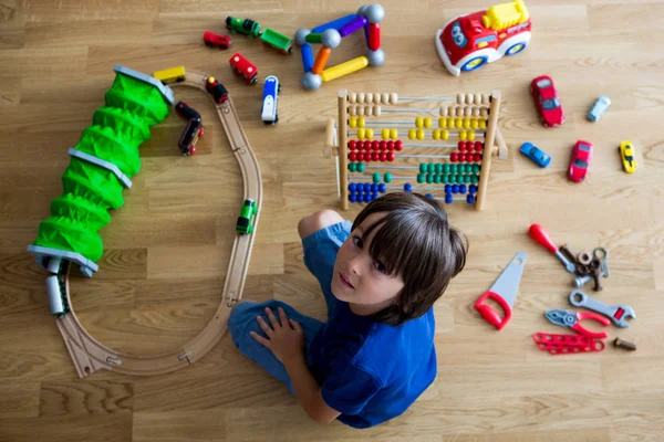 Preschool Kind Spelen Met Abacus Ander Speelgoed Zittend Houten Vloer — Stockfoto