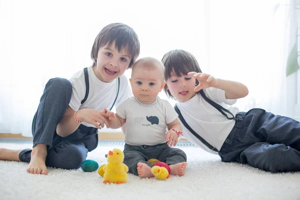 Três Meninos Bonitos Irmãos Irmãos Brincando Com Ovos Páscoa Comendo — Fotografia de Stock