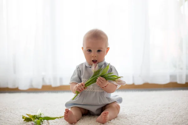 かわいい赤ちゃん男の子 お母さんのための新鮮なチューリップの花束を保持しています 母の日おめでとう — ストック写真