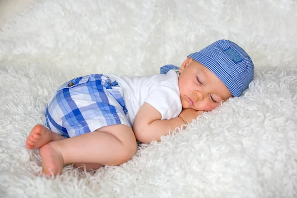 Carino Bambino Ragazzo Dormire Letto Con Cappello Casa — Foto Stock