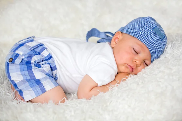 Lindo Bebé Durmiendo Cama Con Sombrero Casa —  Fotos de Stock