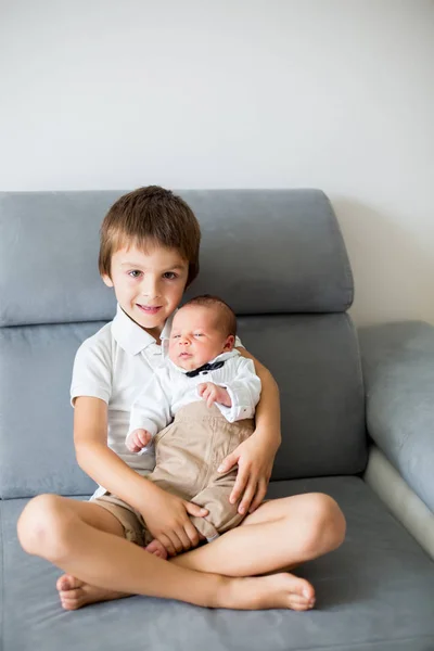 Lieve Kleuter Knuffelen Met Tederheid Zorg Zijn Kleine Pasgeboren Broer — Stockfoto