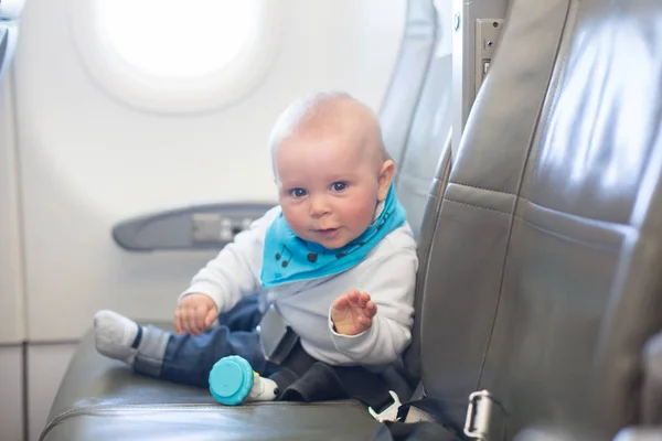 Carino Bambino Giocare Con Giocattoli Bordo Degli Aerei Viaggiare — Foto Stock